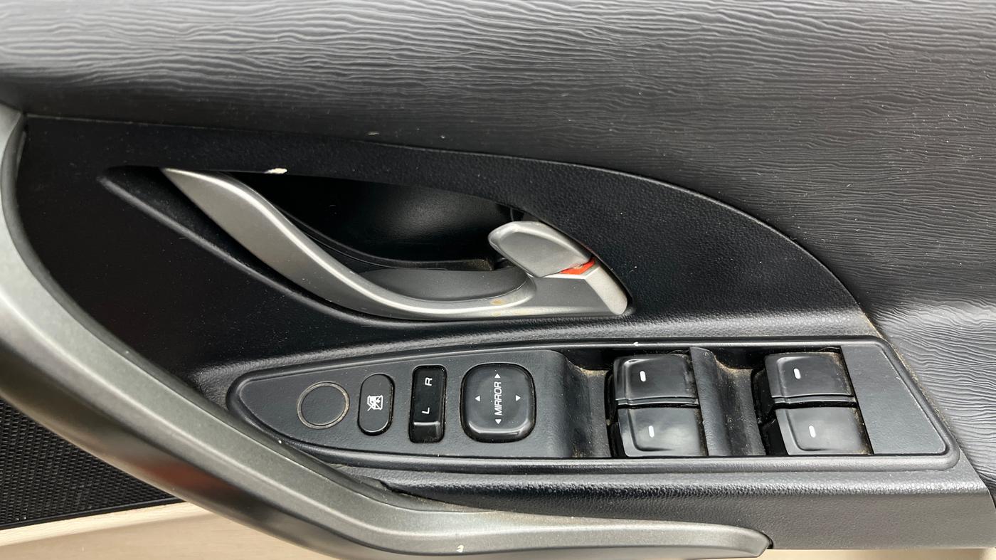 2016 Mahindra XUV500 W6, Diesel, Manual, 68,794 km, Driver Side Door Panels Control