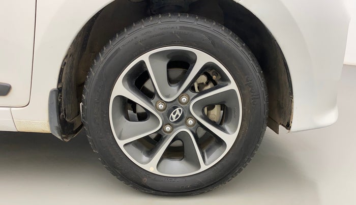 2017 Hyundai Grand i10 SPORTZ (O) AT 1.2 KAPPA VTVT, Petrol, Automatic, 17,858 km, Right Front Wheel