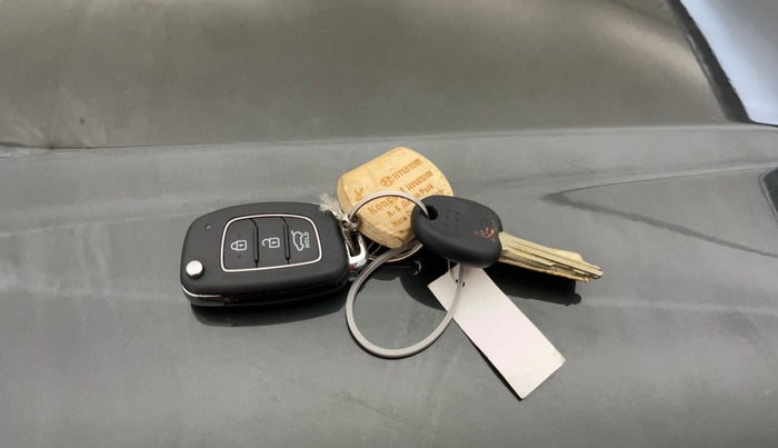2019 Hyundai VENUE S 1.2, Petrol, Manual, 28,246 km, Key Close Up