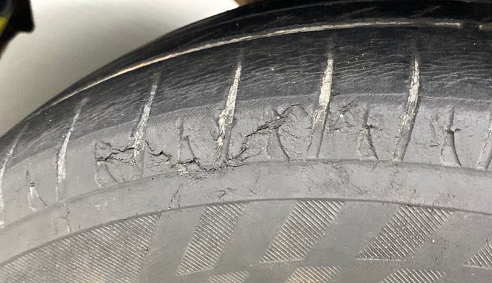2010 Honda Jazz 1.2 BASE I VTEC, Petrol, Manual, 91,019 km, Left front tyre - Minor crack