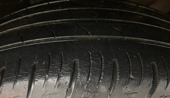 2015 Renault Duster 85 PS RXL DIESEL, Diesel, Manual, 1,18,559 km, Right Front Tyre Tread