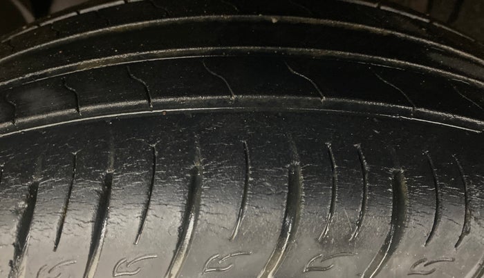 2015 Renault Duster 85 PS RXL DIESEL, Diesel, Manual, 1,18,559 km, Left Front Tyre Tread