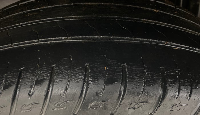 2015 Renault Duster 85 PS RXL DIESEL, Diesel, Manual, 1,18,559 km, Right Rear Tyre Tread