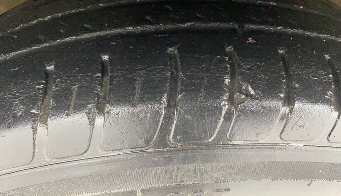 2019 Maruti Swift VXI AMT, Petrol, Automatic, 40,569 km, Left Front Tyre Tread