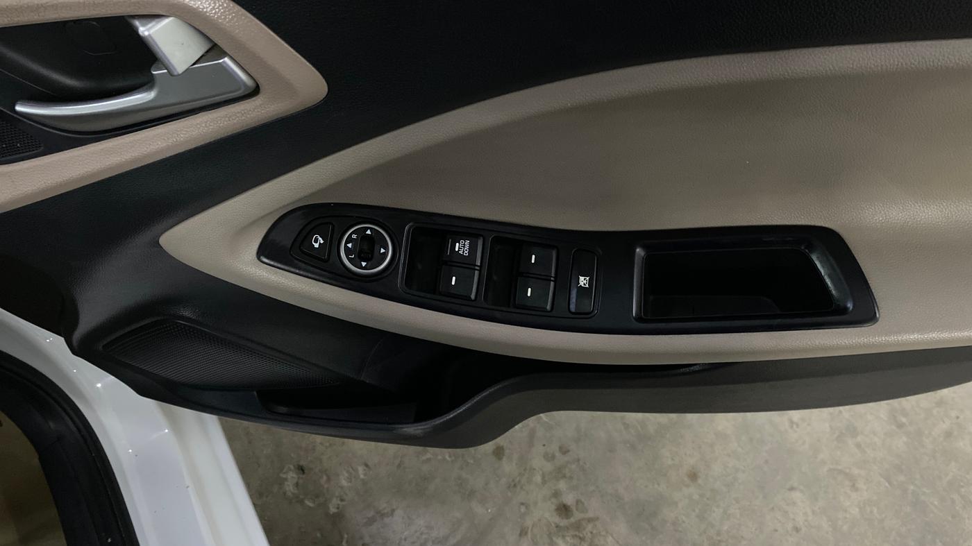 2020 Hyundai Elite i20 SPORTZ PLUS 1.2, Petrol, Manual, 37,141 km, Driver Side Door Panels Control