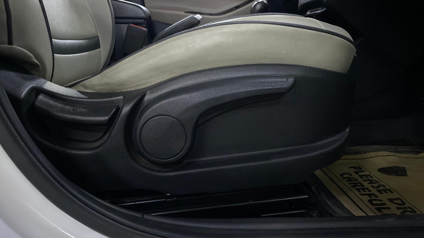 2020 Hyundai Elite i20 SPORTZ PLUS 1.2, Petrol, Manual, 37,141 km, Driver Side Adjustment Panel
