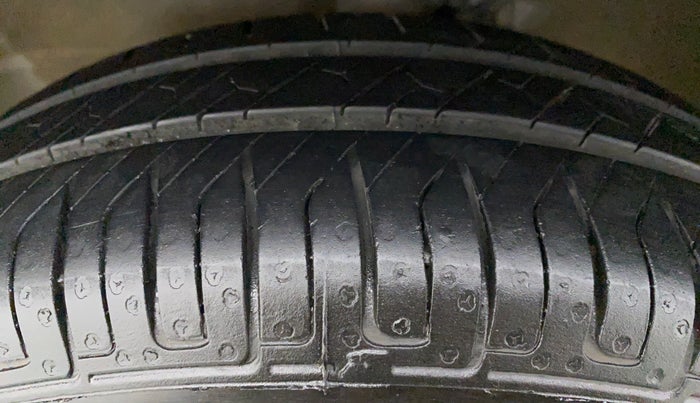 2016 Maruti Wagon R 1.0 VXI AMT, CNG, Automatic, 41,293 km, Right Front Tyre Tread