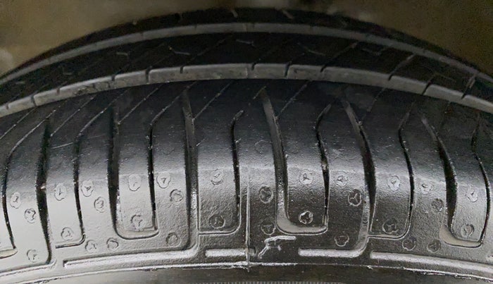2016 Maruti Wagon R 1.0 VXI AMT, CNG, Automatic, 41,293 km, Left Front Tyre Tread
