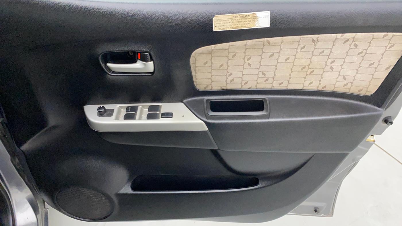2016 Maruti Wagon R 1.0 VXI AMT, CNG, Automatic, 41,293 km, Driver Side Door Panels Control