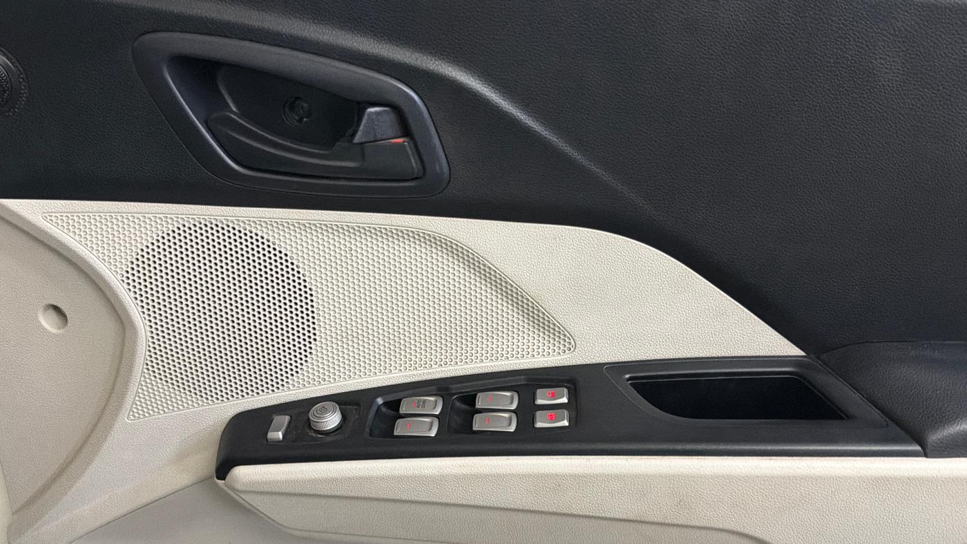 2022 Mahindra XUV300 W4 1.2 PETROL, Petrol, Manual, 45,727 km, Driver Side Door Panels Control