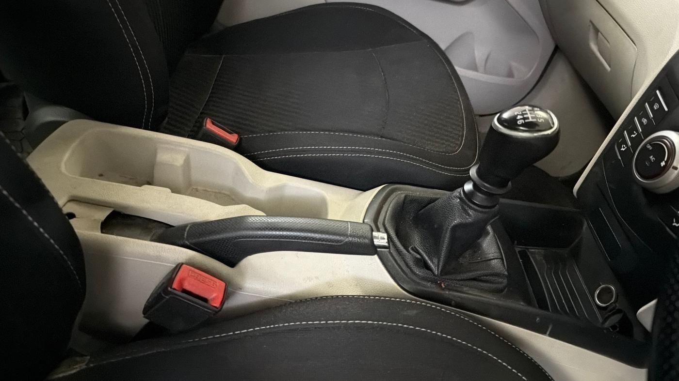 2022 Mahindra XUV300 W4 1.2 PETROL, Petrol, Manual, 45,727 km, Gear Lever