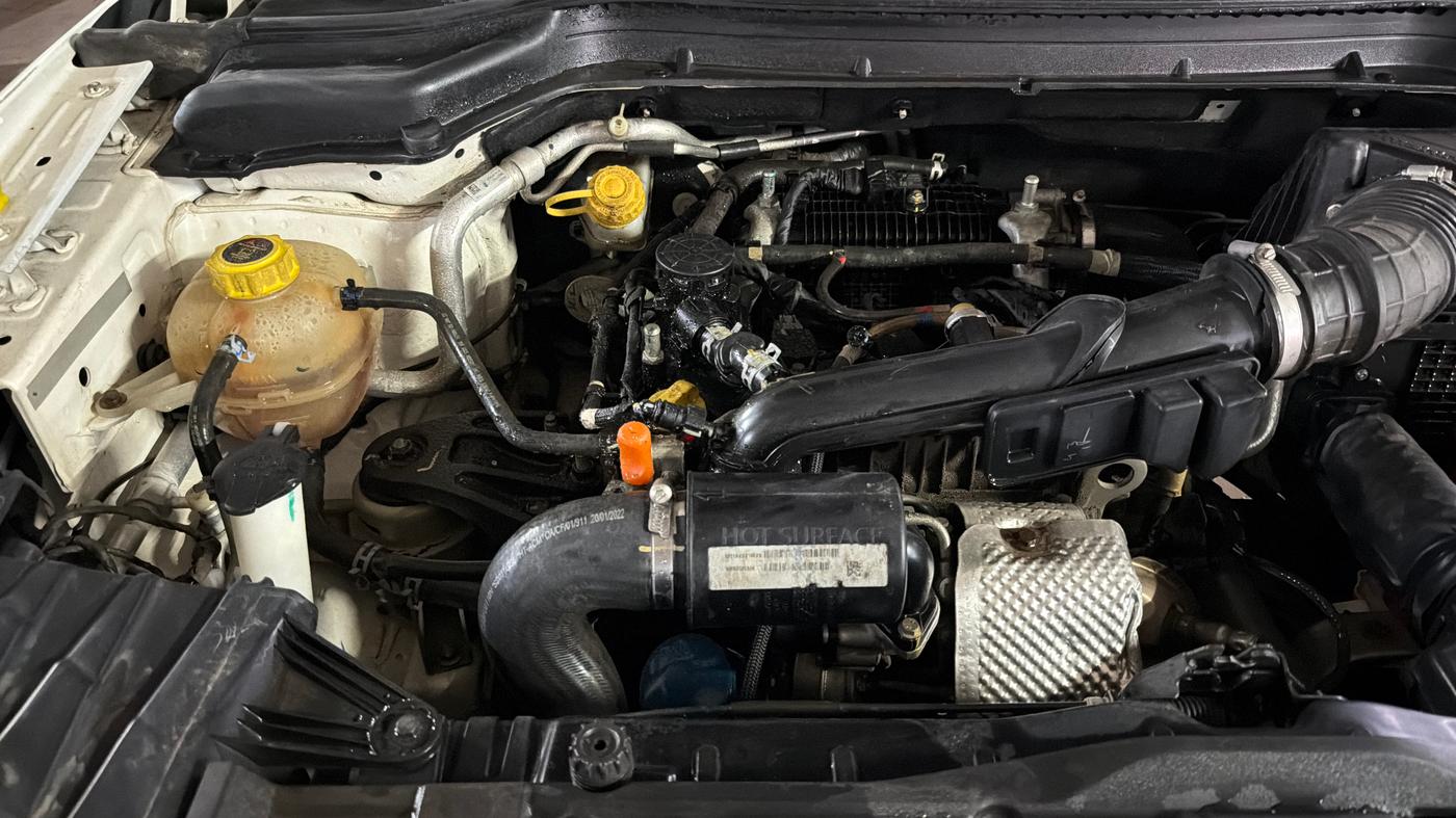 2022 Mahindra XUV300 W4 1.2 PETROL, Petrol, Manual, 45,727 km, Engine View - Right