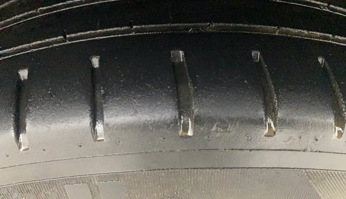 2016 Volkswagen Ameo HIGHLINE PLUS 1.5L 16 ALLOY, Diesel, Manual, 1,25,903 km, Left Front Tyre Tread