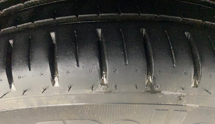 2016 Volkswagen Ameo HIGHLINE PLUS 1.5L 16 ALLOY, Diesel, Manual, 1,25,903 km, Right Front Tyre Tread