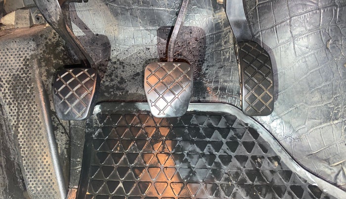 2016 Volkswagen Ameo HIGHLINE PLUS 1.5L 16 ALLOY, Diesel, Manual, 1,25,903 km, Pedals