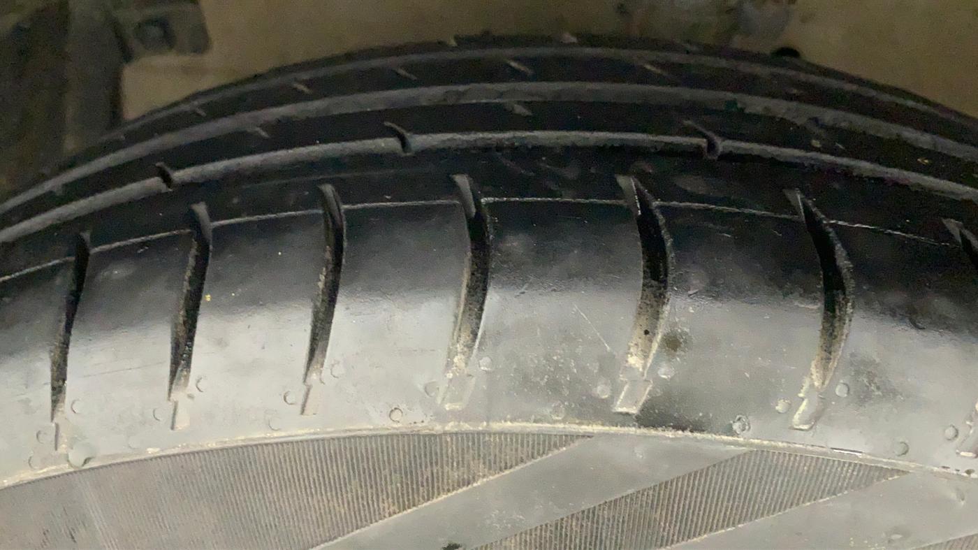 2013 Maruti Swift VXI, CNG, Manual, 65,776 km, Left Front Tyre Tread