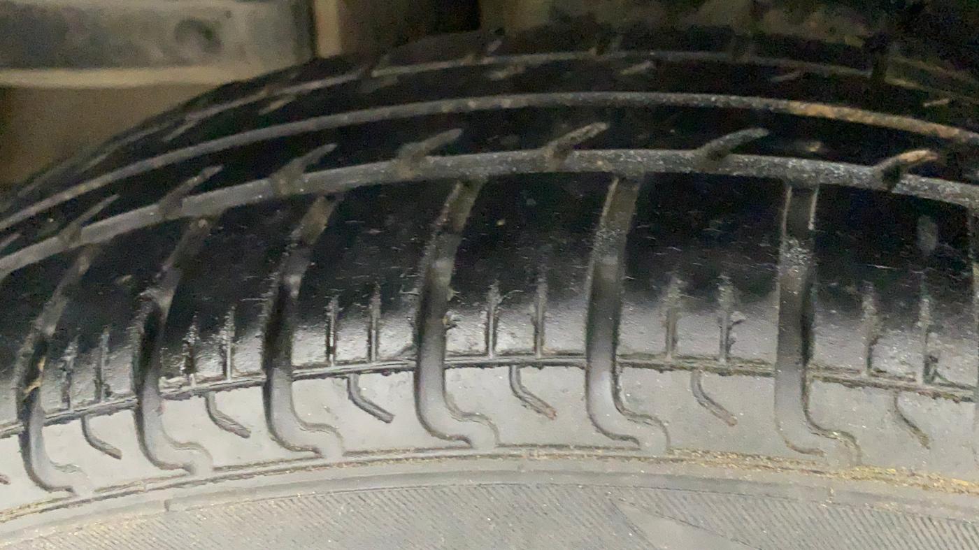2013 Maruti Swift VXI, CNG, Manual, 65,776 km, Right Rear Tyre Tread