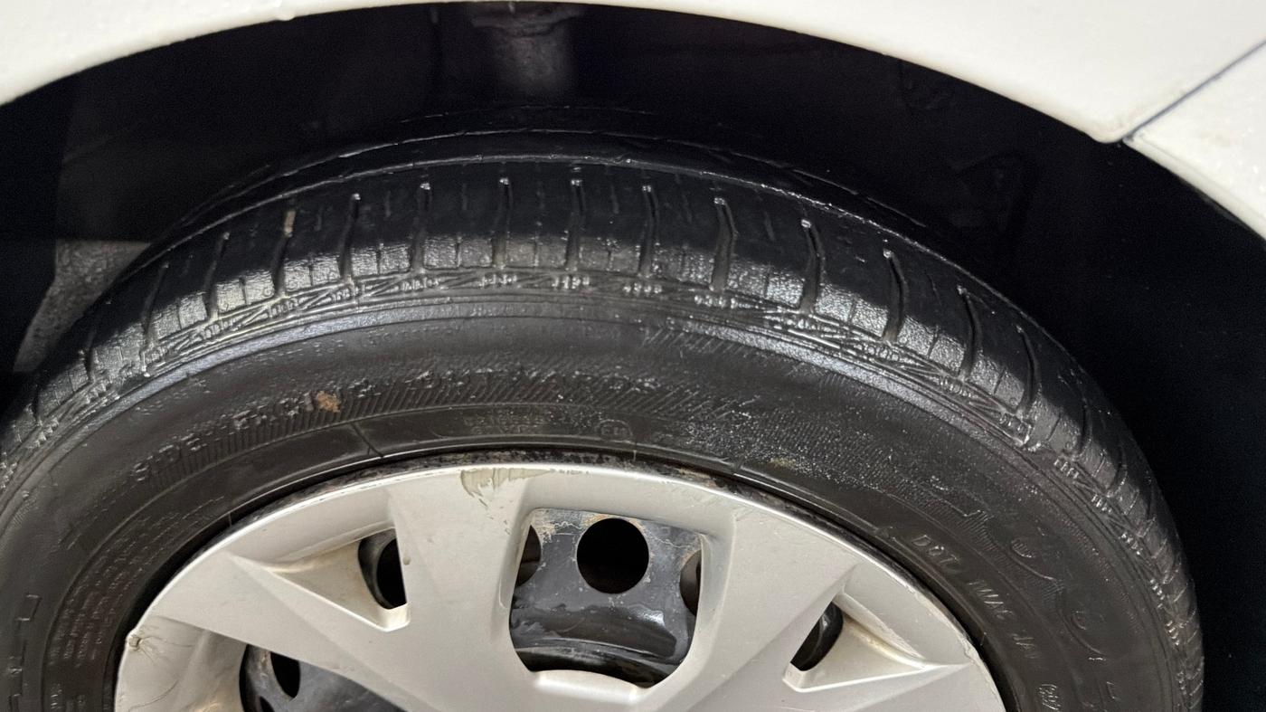 2016 Hyundai Grand i10 SPORTZ 1.2 KAPPA VTVT, CNG, Manual, 54,976 km, Right Front Tyre Tread