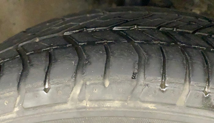 2011 Hyundai i20 MAGNA 1.2, Petrol, Manual, 69,332 km, Right Front Tyre Tread