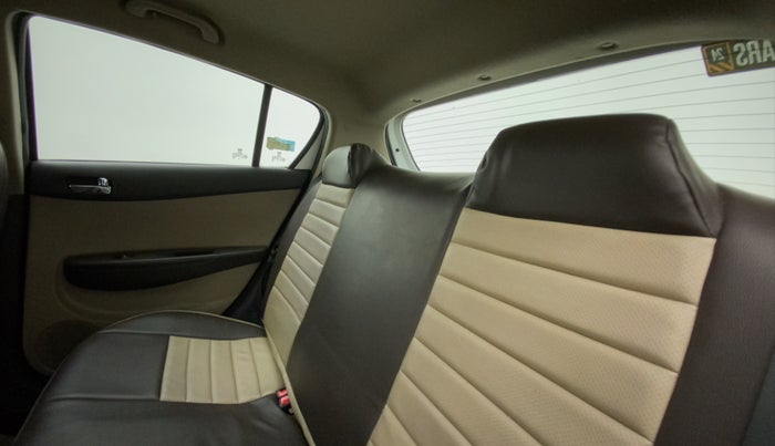 2011 Hyundai i20 MAGNA 1.2, Petrol, Manual, 69,332 km, Right Side Rear Door Cabin