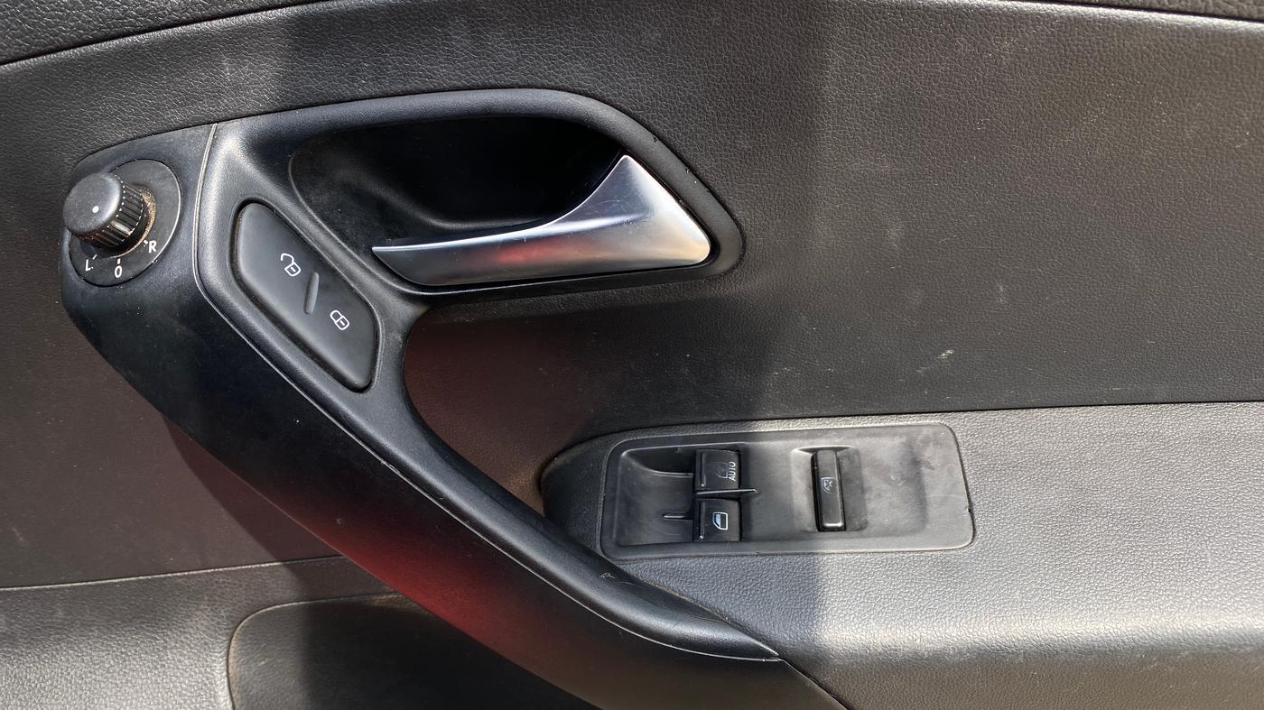 2021 Volkswagen Polo COMFORTLINE 1.0L TSI, Petrol, Manual, 52,813 km, Driver Side Door Panels Control