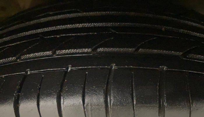 2013 Hyundai i20 MAGNA (O) 1.2, Petrol, Manual, 72,181 km, Right Front Tyre Tread