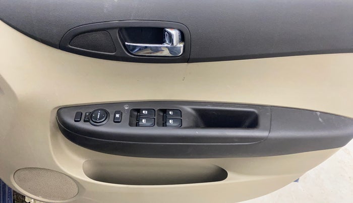 2013 Hyundai i20 MAGNA (O) 1.2, Petrol, Manual, 72,181 km, Driver Side Door Panels Control