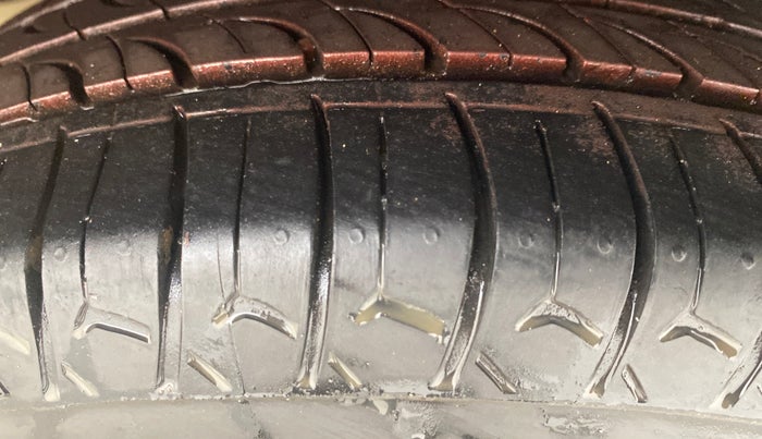 2013 Hyundai Eon MAGNA +, Petrol, Manual, 40,803 km, Left Rear Tyre Tread