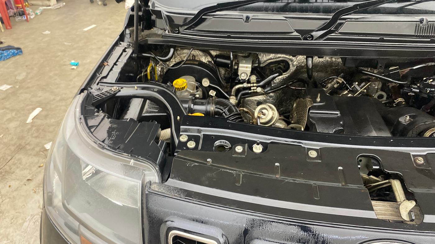 2018 Mahindra TUV300 T10 AMT, Diesel, Automatic, 1,40,664 km, Engine View - Right