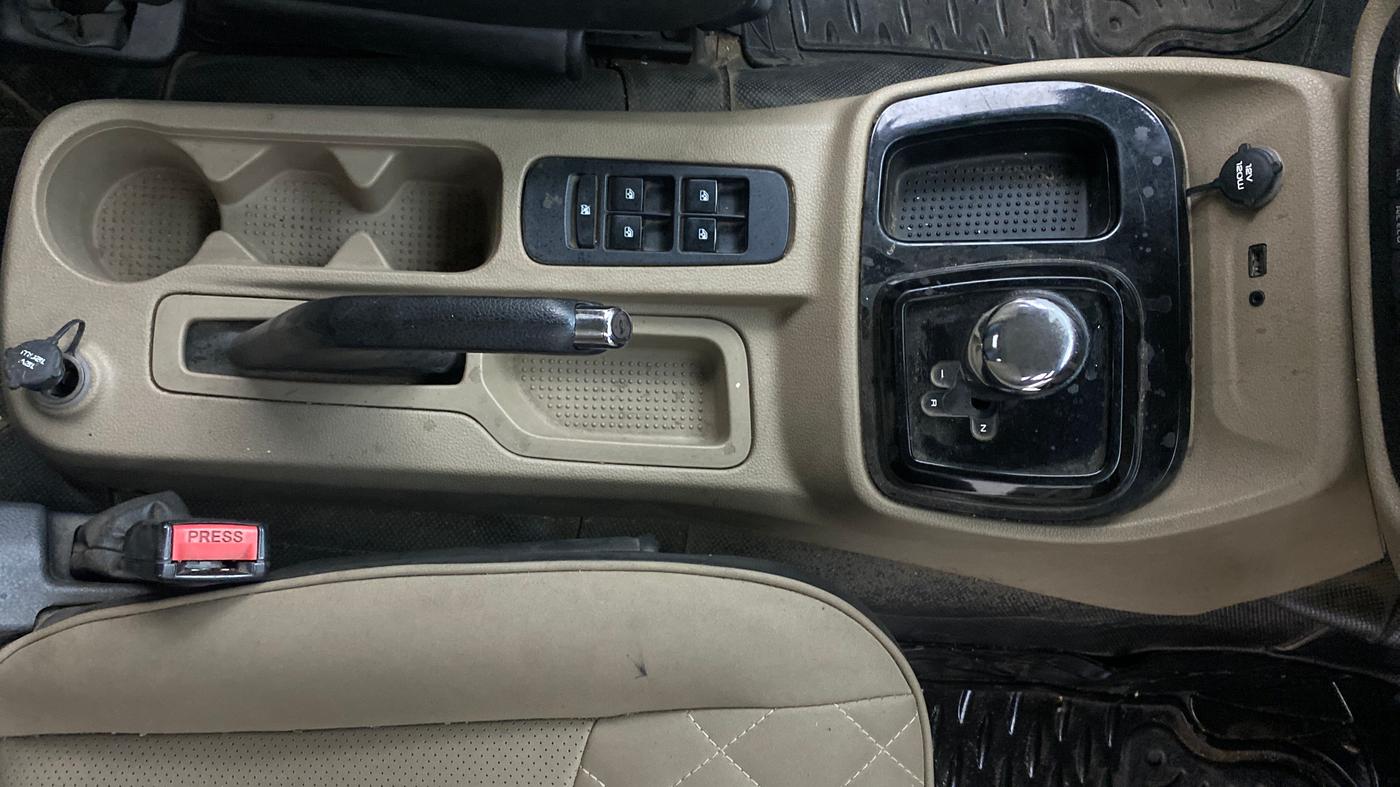 2018 Mahindra TUV300 T10 AMT, Diesel, Automatic, 1,40,664 km, Gear Lever