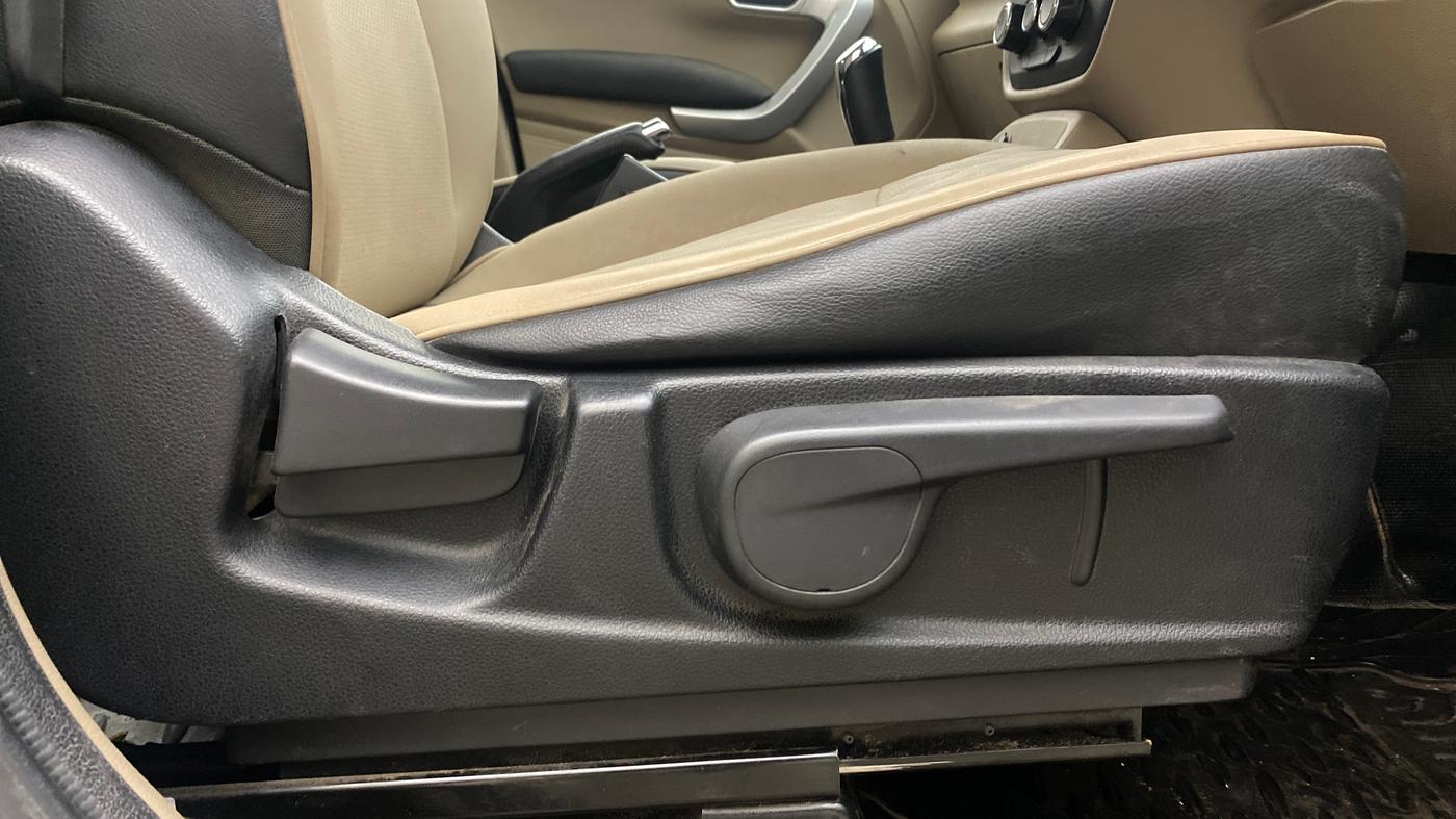 2018 Mahindra TUV300 T10 AMT, Diesel, Automatic, 1,40,664 km, Driver Side Adjustment Panel