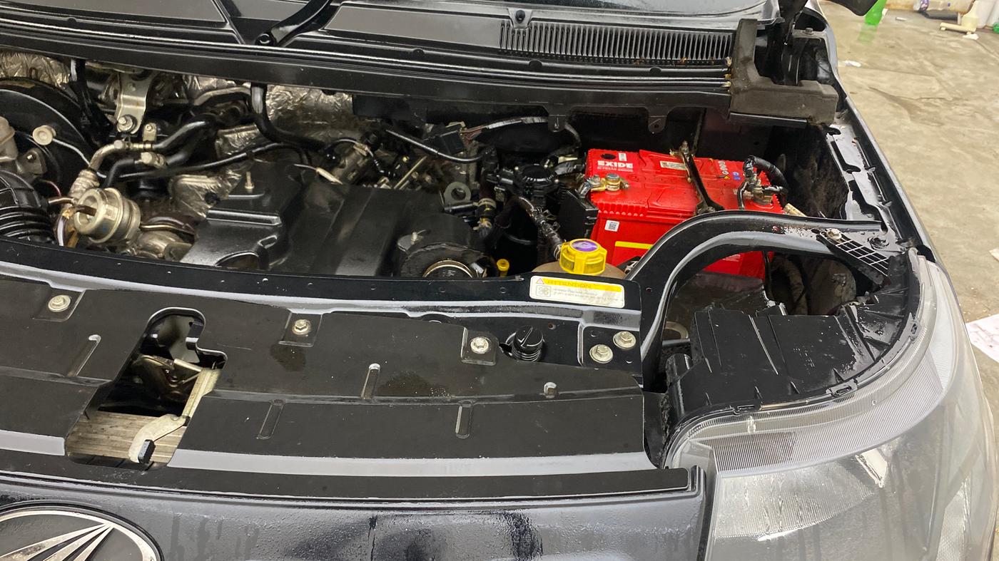 2018 Mahindra TUV300 T10 AMT, Diesel, Automatic, 1,40,664 km, Engine View - Left
