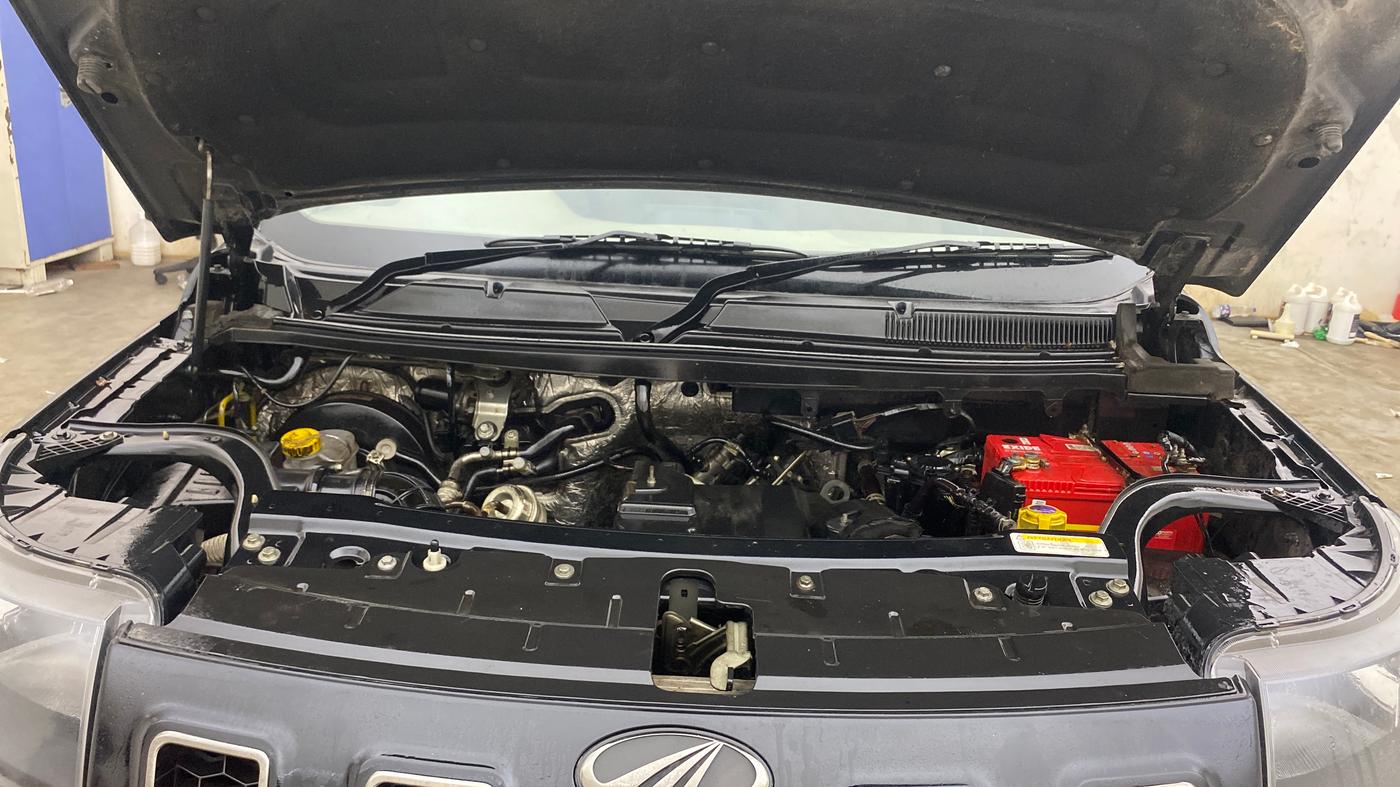 2018 Mahindra TUV300 T10 AMT, Diesel, Automatic, 1,40,664 km, Engine View