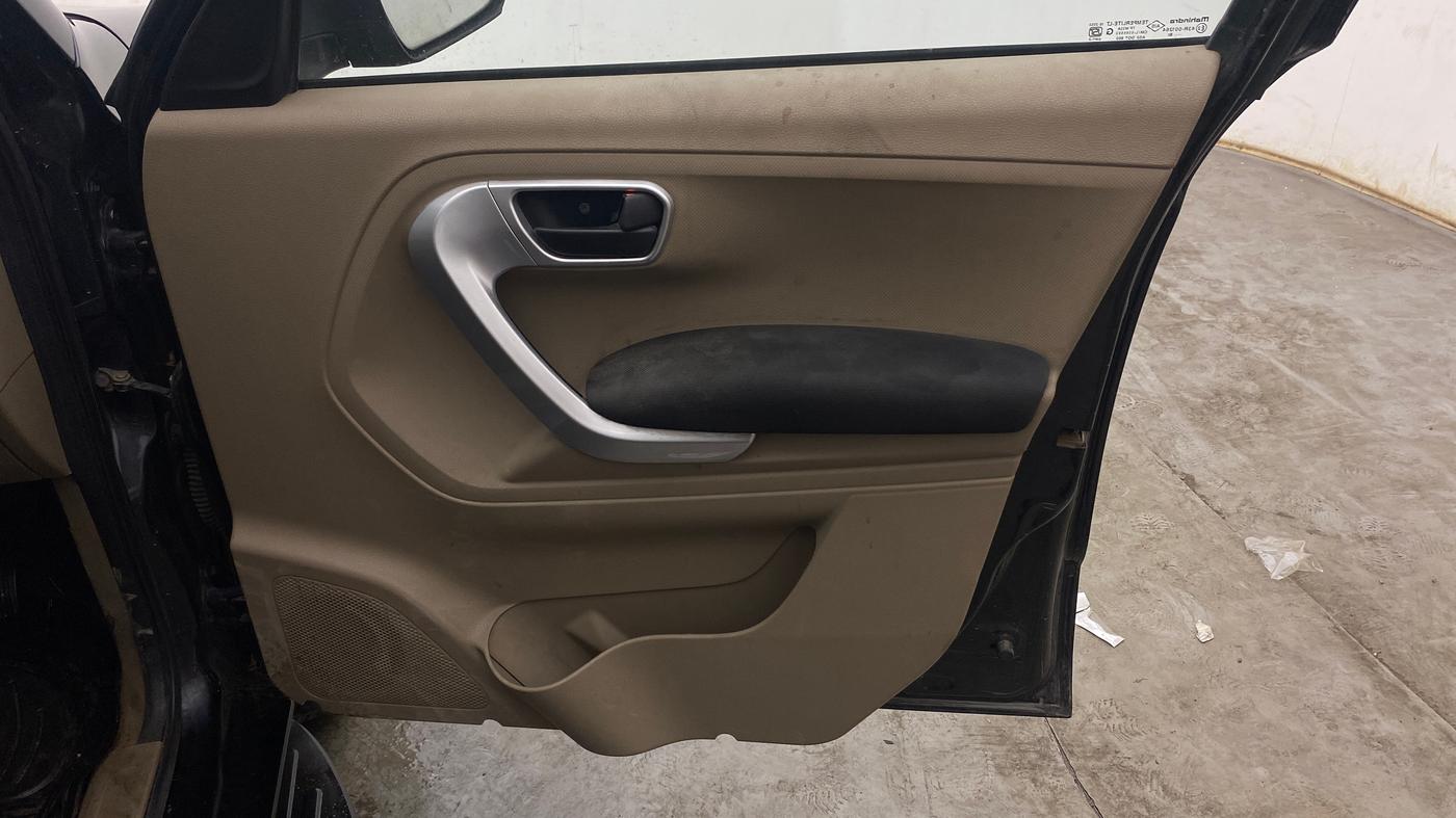 2018 Mahindra TUV300 T10 AMT, Diesel, Automatic, 1,40,664 km, Driver Side Door Panels Control