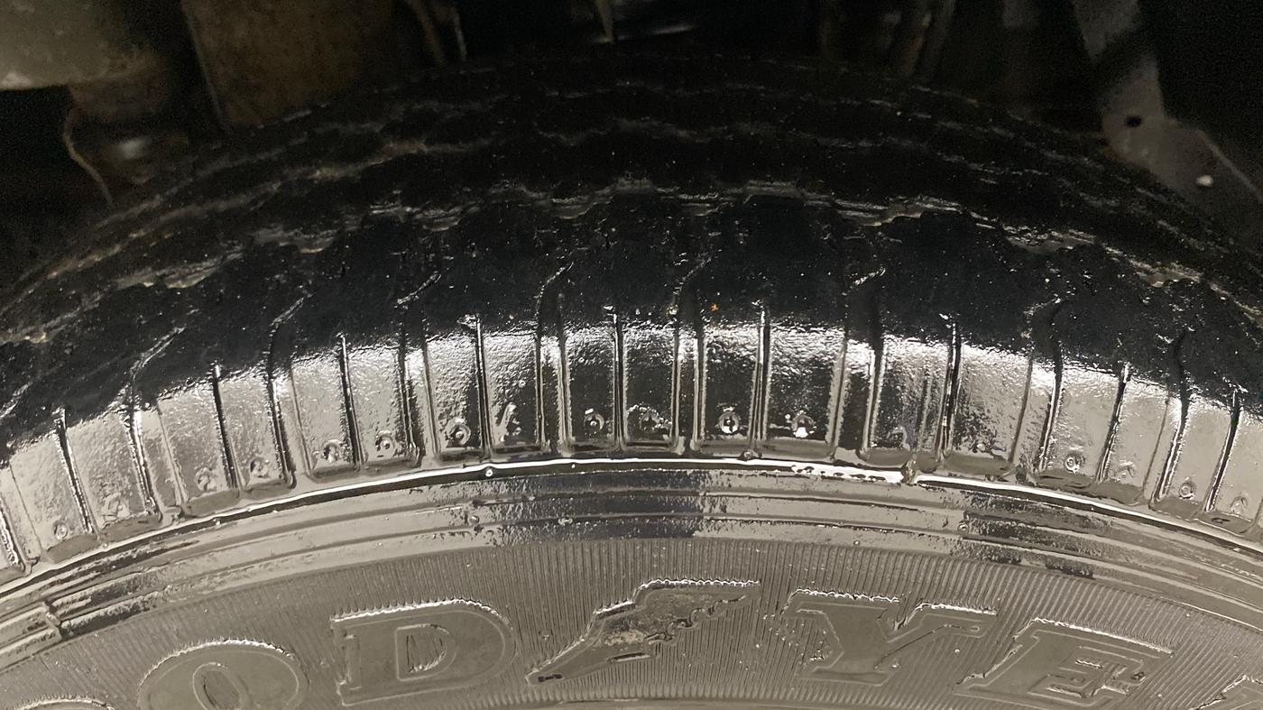 2018 Mahindra TUV300 T10 AMT, Diesel, Automatic, 1,40,664 km, Left Front Tyre Tread