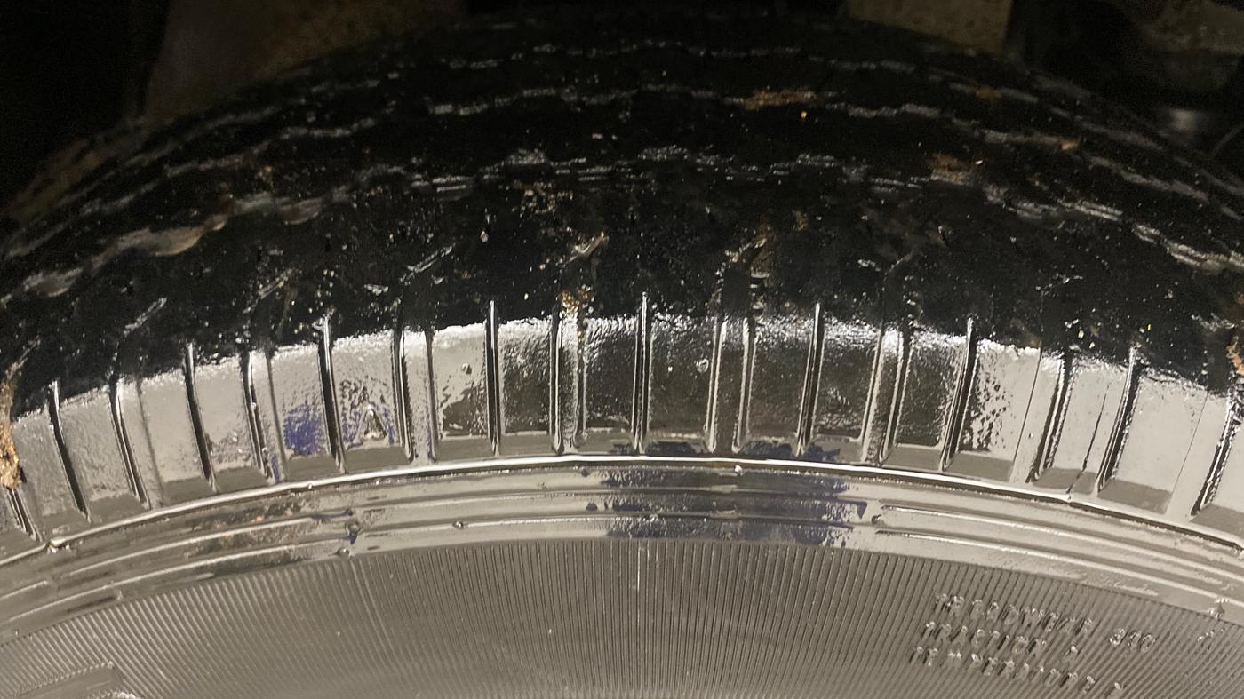 2018 Mahindra TUV300 T10 AMT, Diesel, Automatic, 1,40,664 km, Right Front Tyre Tread