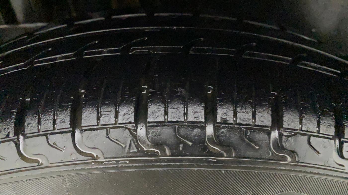 2017 Maruti Swift VXI, Petrol, Manual, 57,788 km, Left Front Tyre Tread