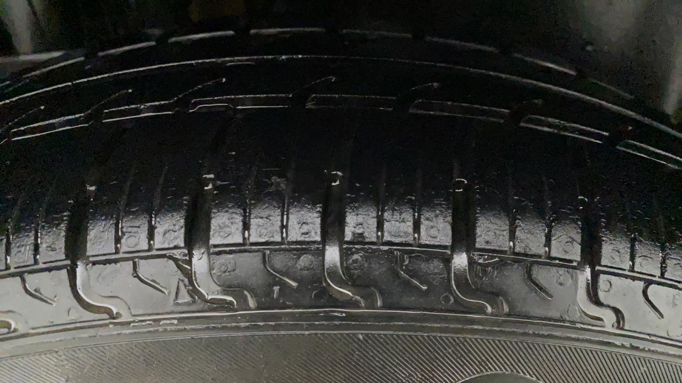 2017 Maruti Swift VXI, Petrol, Manual, 57,788 km, Right Front Tyre Tread