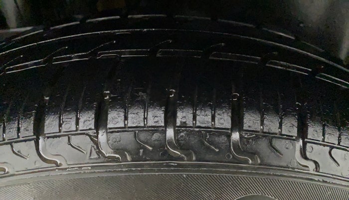 2017 Maruti Swift VXI, Petrol, Manual, 57,788 km, Right Front Tyre Tread
