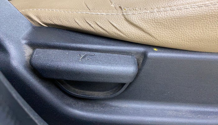 2013 Hyundai i20 MAGNA (O) 1.2, Petrol, Manual, 55,859 km, Driver Side Adjustment Panel