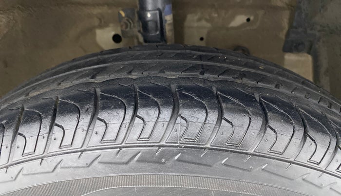 2017 Maruti Swift VXI, Petrol, Manual, 52,616 km, Right Front Tyre Tread