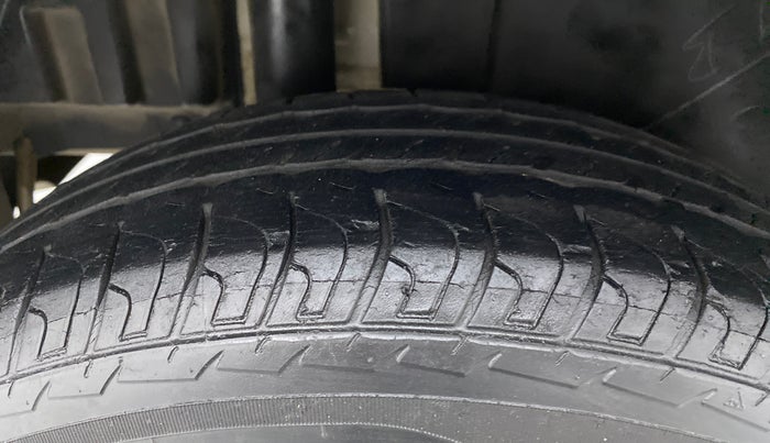 2017 Maruti Swift VXI, Petrol, Manual, 52,616 km, Right Rear Tyre Tread