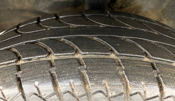 2010 Maruti Wagon R LXI, Petrol, Manual, 55,048 km, Left Front Tyre Tread