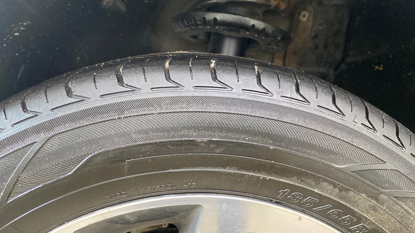 2020 Volkswagen Polo COMFORTLINE 1.0L MPI, Petrol, Manual, 1,25,895 km, Left Front Tyre Tread
