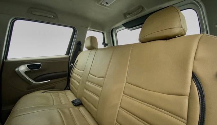 2018 Mahindra TUV300 T8 DUAL TONE, Diesel, Manual, 43,472 km, Right Side Rear Door Cabin