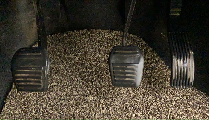 2018 Mahindra TUV300 T8 DUAL TONE, Diesel, Manual, 43,472 km, Pedals