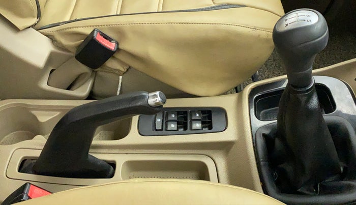 2018 Mahindra TUV300 T8 DUAL TONE, Diesel, Manual, 43,472 km, Gear Lever