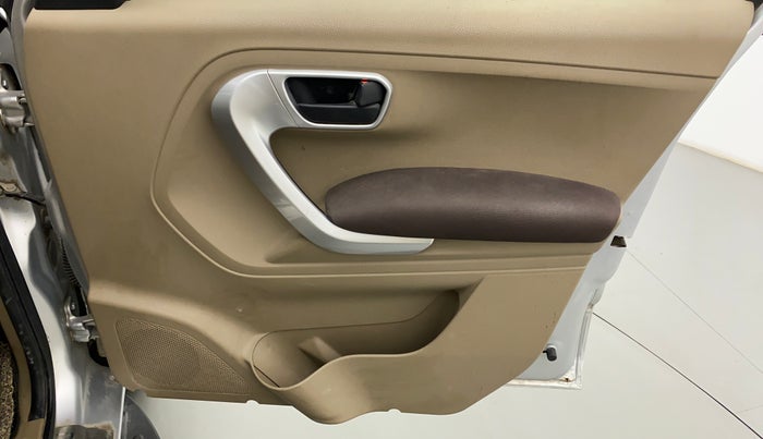 2018 Mahindra TUV300 T8 DUAL TONE, Diesel, Manual, 43,472 km, Driver Side Door Panels Control