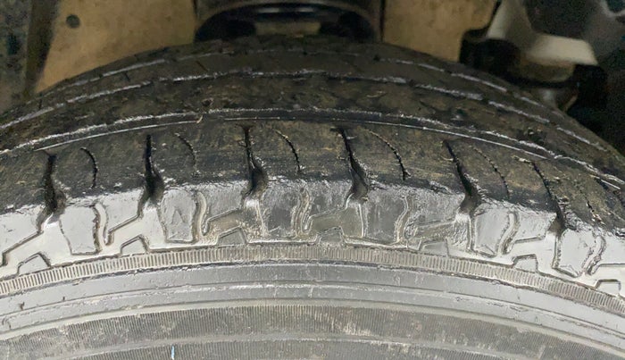 2018 Mahindra TUV300 T8 DUAL TONE, Diesel, Manual, 43,472 km, Right Front Tyre Tread