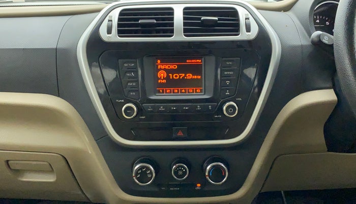 2018 Mahindra TUV300 T8 DUAL TONE, Diesel, Manual, 43,472 km, Air Conditioner